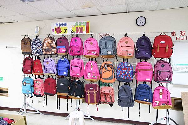 【比網路書店更便宜】暢銷新書、兒童書、工具書全面下殺６９折，流行背包、後背包全面下殺３折起。新竹活力廣場特賣會