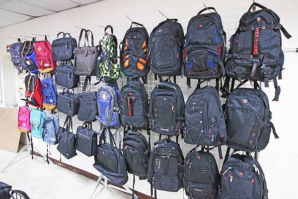 【比網路書店更便宜】暢銷新書、兒童書、工具書全面下殺６９折，流行背包、後背包全面下殺３折起。新竹活力廣場特賣會