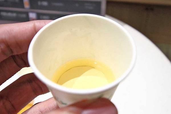 【台北伴手禮美食】旺萊山鳳梨酥-1顆鳳梨只能做4顆鳳梨酥-免費試吃整顆鳳梨酥