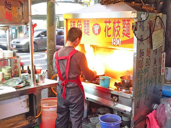 【台北美食】大橋頭阿寶師台東鱔魚麵-大火快炒好吃的鱔魚麵