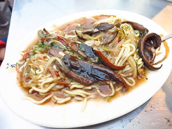 【台北美食】大橋頭阿寶師台東鱔魚麵-大火快炒好吃的鱔魚麵 【台北美食】大橋頭阿寶師台東鱔魚麵-大火快炒好吃的鱔魚麵