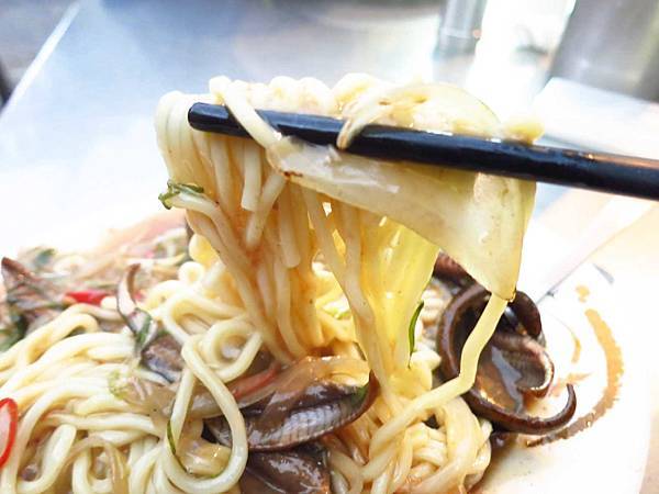 【台北美食】大橋頭阿寶師台東鱔魚麵-大火快炒好吃的鱔魚麵