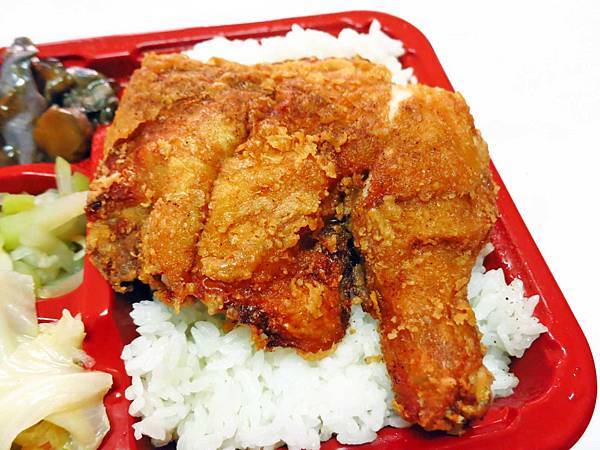 【新莊美食】信德外送便當-外酥內嫩的超厚實雞腿
