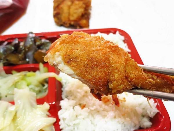 【新莊美食】信德外送便當-外酥內嫩的超厚實雞腿