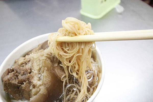 【新竹美食】納味飲食店-比拳頭還大的豬腳麵線-宵夜美食