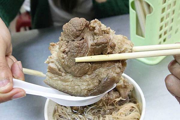 【新竹美食】納味飲食店-比拳頭還大的豬腳麵線-宵夜美食 【新竹美食】納味飲食店-比拳頭還大的豬腳麵線-宵夜美食