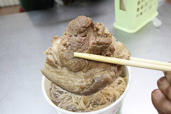 【新竹美食】納味飲食店-比拳頭還大的豬腳麵線-宵夜美食