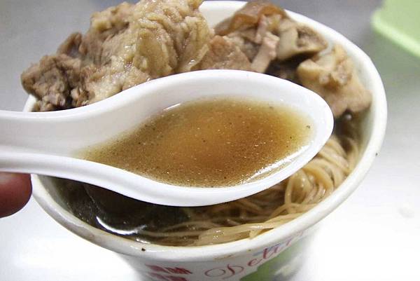 【新竹美食】納味飲食店-比拳頭還大的豬腳麵線-宵夜美食