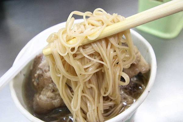 【新竹美食】納味飲食店-比拳頭還大的豬腳麵線-宵夜美食