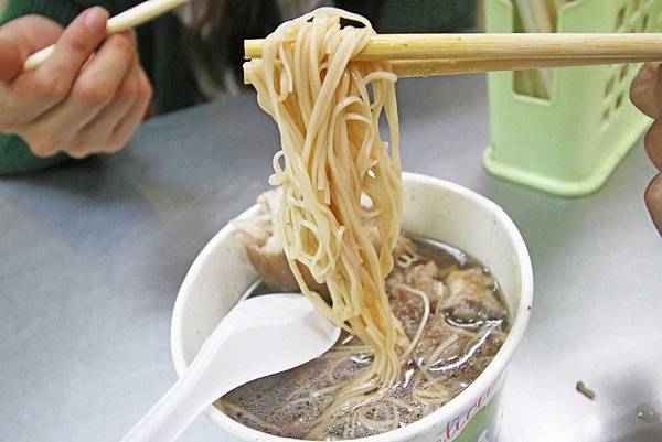 【新竹美食】納味飲食店-比拳頭還大的豬腳麵線-宵夜美食