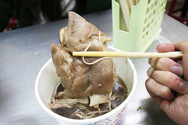 【新竹美食】納味飲食店-比拳頭還大的豬腳麵線-宵夜美食