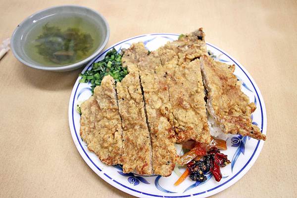 【台北萬華美食】e園排骨-超大份量30年老店