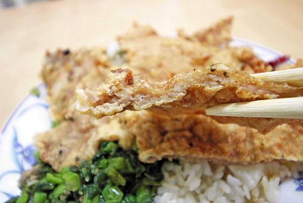 【台北萬華美食】e園排骨-超大份量30年老店