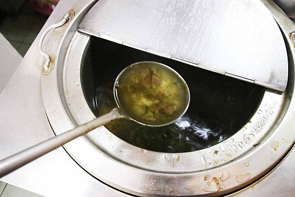 【台北萬華美食】e園排骨-超大份量30年老店