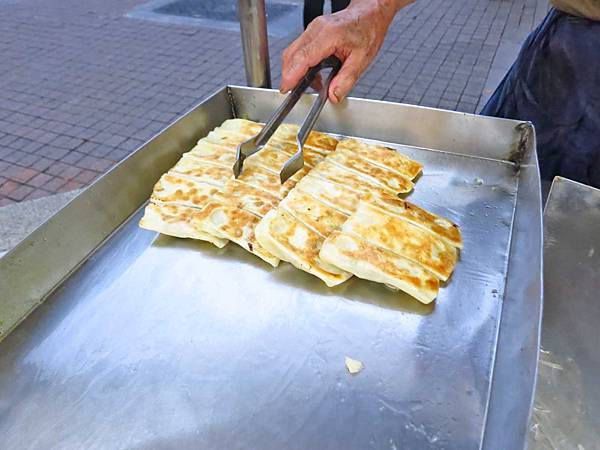 【台北美食】重慶北路鍋貼小吃-10個30元的鍋貼