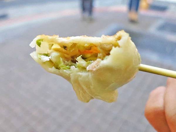 【台北美食】重慶北路鍋貼小吃-10個30元的鍋貼