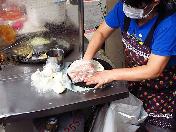 【台北美食】黃福龍脆皮蔥油餅-台北車站銅板美食