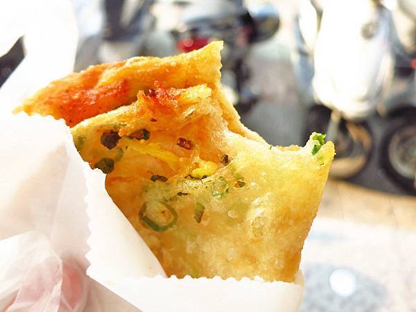 【台北美食】黃福龍脆皮蔥油餅-台北車站銅板美食 【台北美食】黃福龍脆皮蔥油餅-台北車站銅板美食