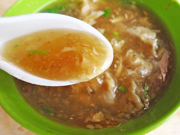 【新莊美食】自由街油飯蒜味肉羹湯-蒜味濃厚的肉羹湯