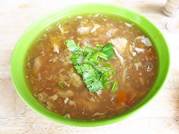 【新莊美食】自由街油飯蒜味肉羹湯-蒜味濃厚的肉羹湯