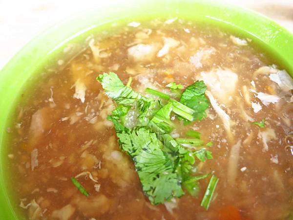 【新莊美食】自由街油飯蒜味肉羹湯-蒜味濃厚的肉羹湯