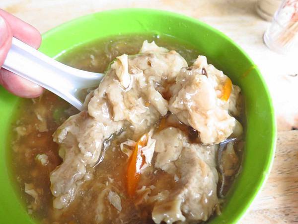【新莊美食】自由街油飯蒜味肉羹湯-蒜味濃厚的肉羹湯