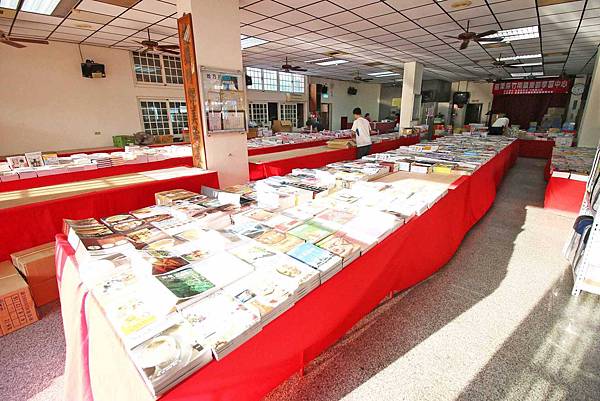 【比網路書店更便宜】暢銷新書、兒童書、工具書全面下殺６９折，流行背包、後背包全面下殺１折起。苗栗竹南特賣會