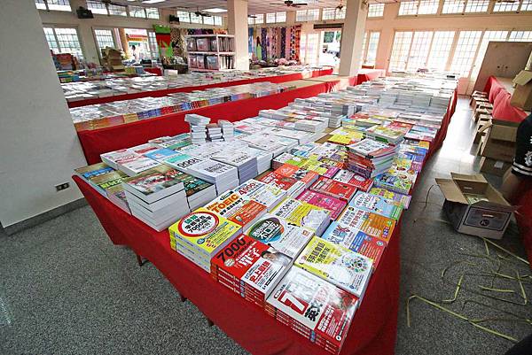 【比網路書店更便宜】暢銷新書、兒童書、工具書全面下殺６９折，流行背包、後背包全面下殺１折起。苗栗竹南特賣會