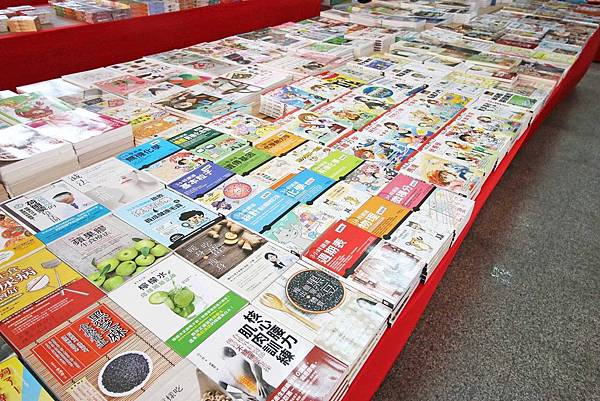 【比網路書店更便宜】暢銷新書、兒童書、工具書全面下殺６９折，流行背包、後背包全面下殺１折起。苗栗竹南特賣會