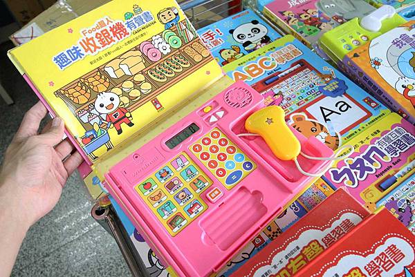 【比網路書店更便宜】暢銷新書、兒童書、工具書全面下殺６９折，流行背包、後背包全面下殺１折起。苗栗竹南特賣會