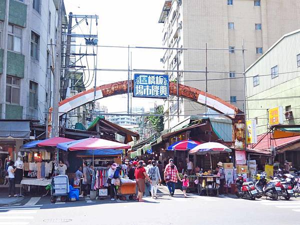 【板橋美食】興隆菜市場肉圓-江子翠捷運站便宜又好吃的肉圓