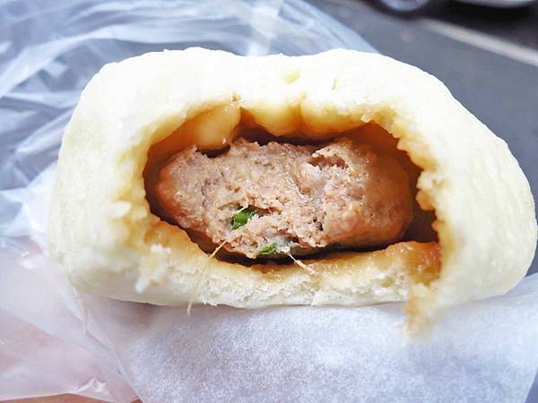【蘆洲美食】一路發鮮肉包-比拳頭大三倍的包子店 【蘆洲美食】一路發鮮肉包-比拳頭大三倍的包子店