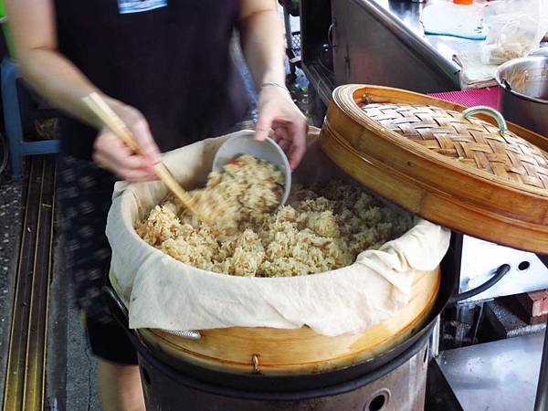 【新莊美食】福樂街油飯-巷弄裡的銅板美食