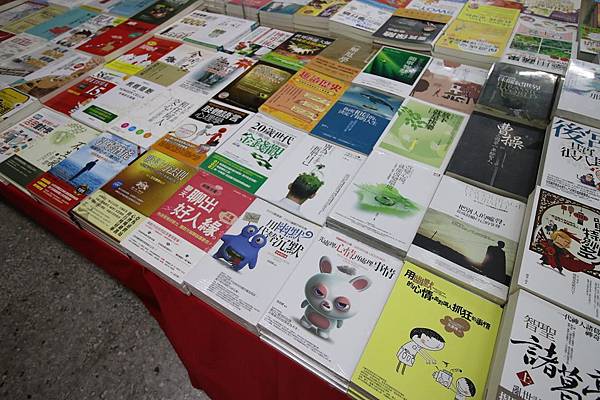 【比網路書店更便宜】暢銷新書、兒童書、工具書全面下殺６９折，寢具全面下殺１折起。台南特賣會