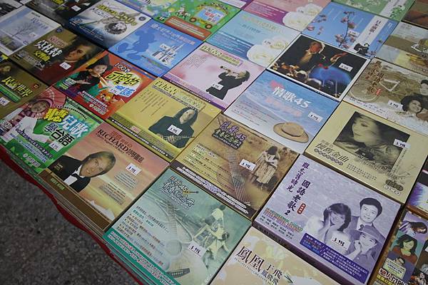 【比網路書店更便宜】暢銷新書、兒童書、工具書全面下殺６９折，寢具全面下殺１折起。台南特賣會