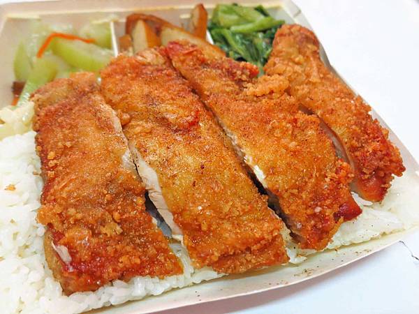 【新莊美食】榮華燒臘vs新鴨庄-三寶與巨無霸雞腿化成路便當店PK賽 【新莊美食】榮華燒臘vs新鴨庄-三寶與巨無霸雞腿化成路便當店PK賽