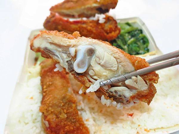 【新莊美食】榮華燒臘vs新鴨庄-三寶與巨無霸雞腿化成路便當店PK賽