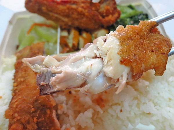 【新莊美食】榮華燒臘vs新鴨庄-三寶與巨無霸雞腿化成路便當店PK賽