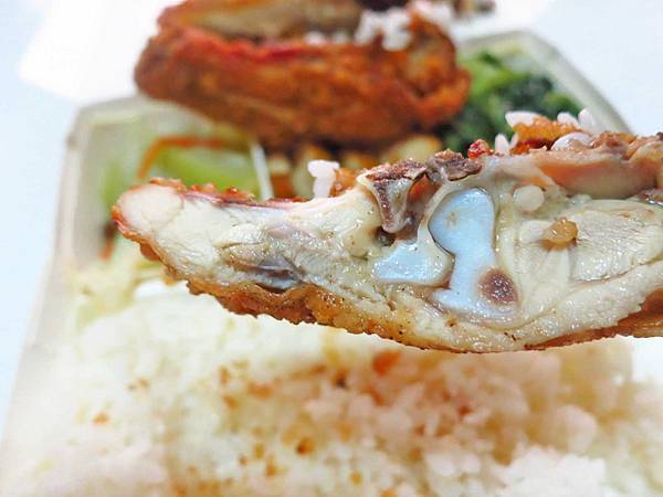 【新莊美食】榮華燒臘vs新鴨庄-三寶與巨無霸雞腿化成路便當店PK賽