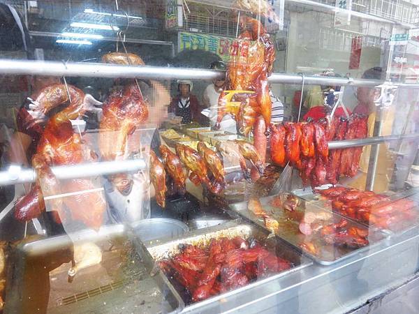 【新莊美食】榮華燒臘vs新鴨庄-三寶與巨無霸雞腿化成路便當店PK賽