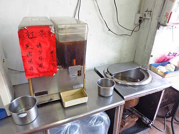 【新莊美食】榮華燒臘vs新鴨庄-三寶與巨無霸雞腿化成路便當店PK賽