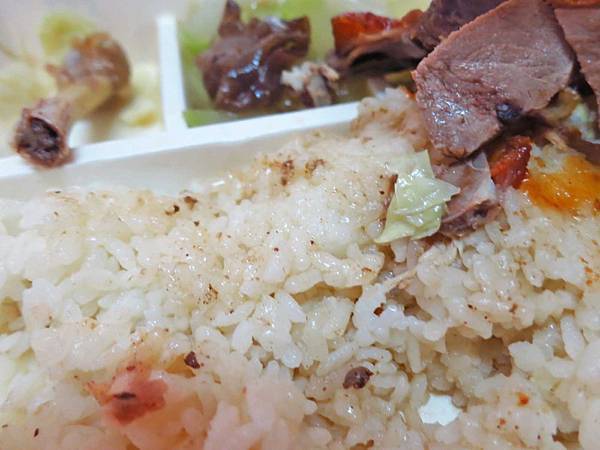 【新莊美食】榮華燒臘vs新鴨庄-三寶與巨無霸雞腿化成路便當店PK賽