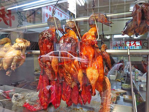 【新莊美食】榮華燒臘vs新鴨庄-三寶與巨無霸雞腿化成路便當店PK賽