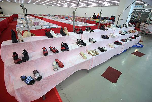 【上萬本暢銷書籍、工具書、旅遊書、兒童有聲書】全面下殺６９折！夏季涼被、床包、名牌枕頭，寢具全面下殺１折起。機會難得，把握機會！…彰化員林特賣會