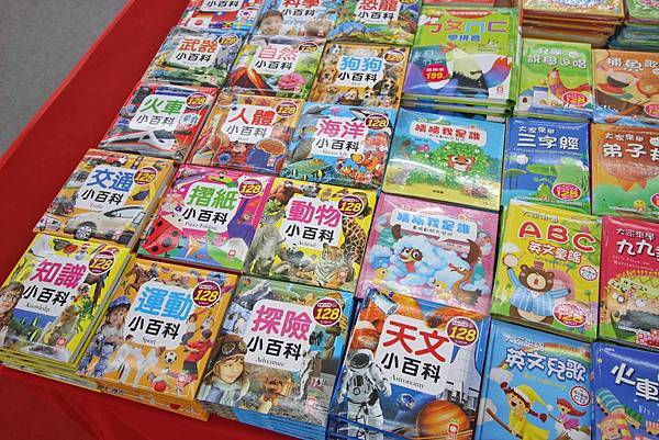 【上萬本暢銷書籍、工具書、旅遊書、兒童有聲書】全面下殺６９折！夏季涼被、床包、名牌枕頭，寢具全面下殺１折起。機會難得，把握機會！…彰化員林特賣會