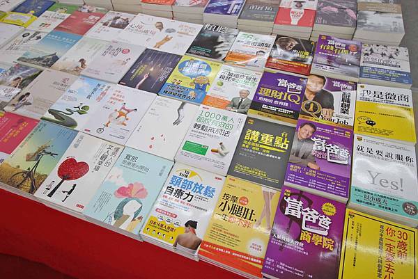 【上萬本暢銷書籍、工具書、旅遊書、兒童有聲書】全面下殺６９折！夏季涼被、床包、名牌枕頭，寢具全面下殺１折起。機會難得，把握機會！…彰化員林特賣會