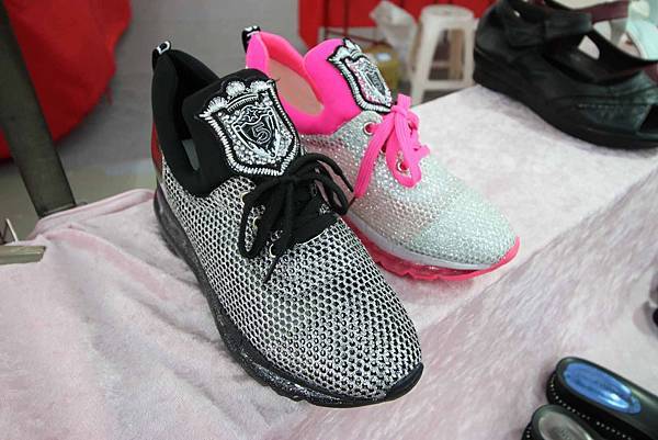 【上萬本暢銷書籍、工具書、旅遊書、兒童有聲書】全面下殺６９折！夏季涼被、床包、名牌枕頭，寢具全面下殺１折起。機會難得，把握機會！…彰化員林特賣會