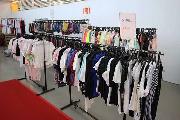 【上萬本暢銷書籍、工具書、旅遊書、兒童有聲書】全面下殺６９折！夏季涼被、床包、名牌枕頭，寢具全面下殺１折起。機會難得，把握機會！…彰化員林特賣會