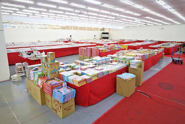 【上萬本暢銷書籍、工具書、旅遊書、兒童有聲書】全面下殺６９折！夏季涼被、床包、名牌枕頭，寢具全面下殺１折起。機會難得，把握機會！…彰化員林特賣會