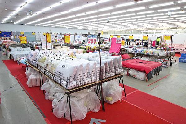 【上萬本暢銷書籍、工具書、旅遊書、兒童有聲書】全面下殺６９折！夏季涼被、床包、名牌枕頭，寢具全面下殺１折起。機會難得，把握機會！…彰化員林特賣會